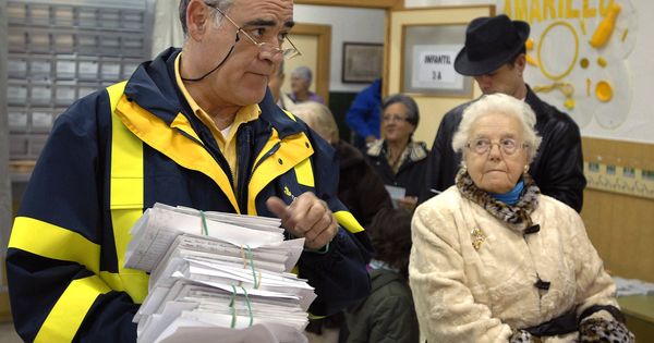 Foto: Un cartero de Correos entrega los votos a un colegio electoral. (EFE)
