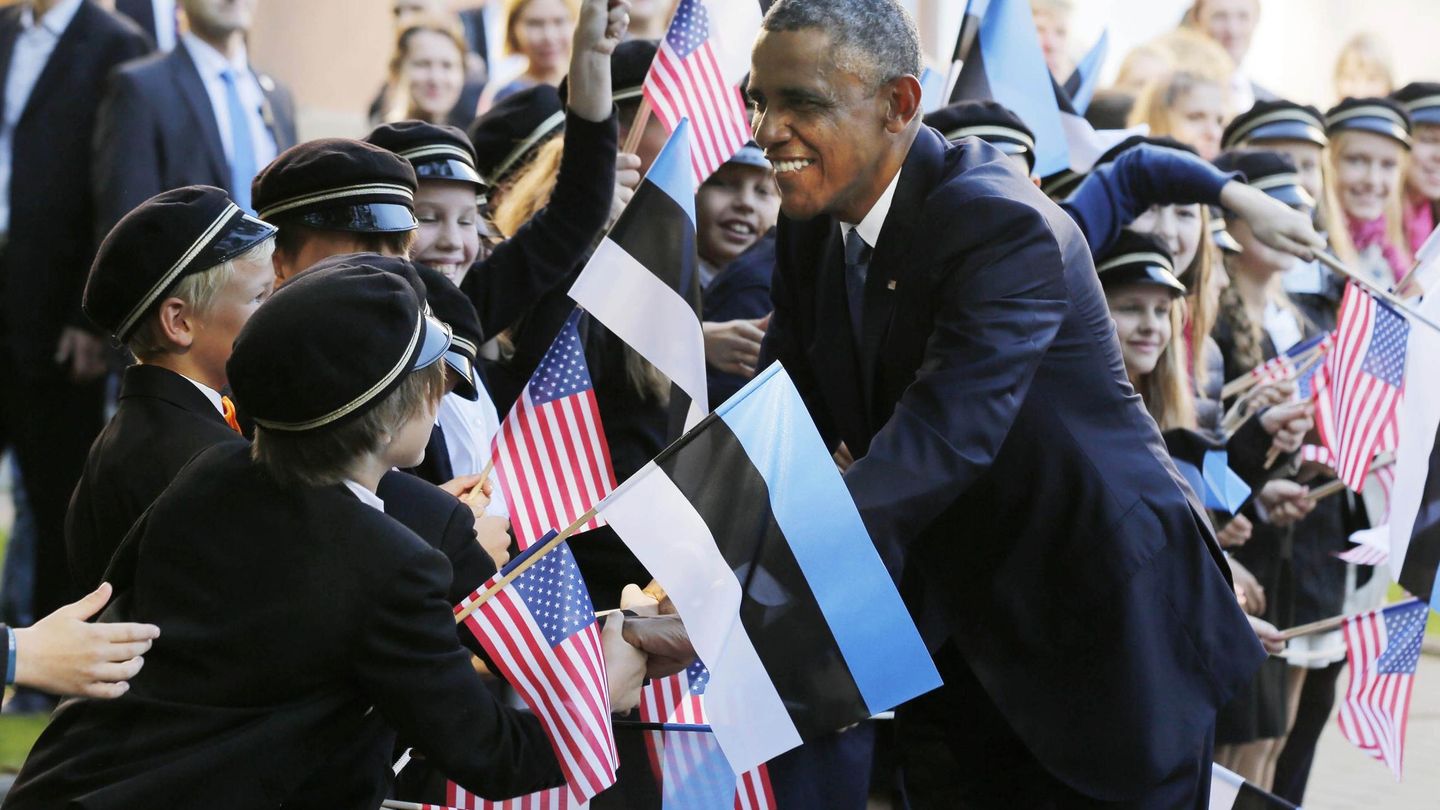 El presidente Obama saluda a un grupo de niños durante su visita a Tallin (Reuters)