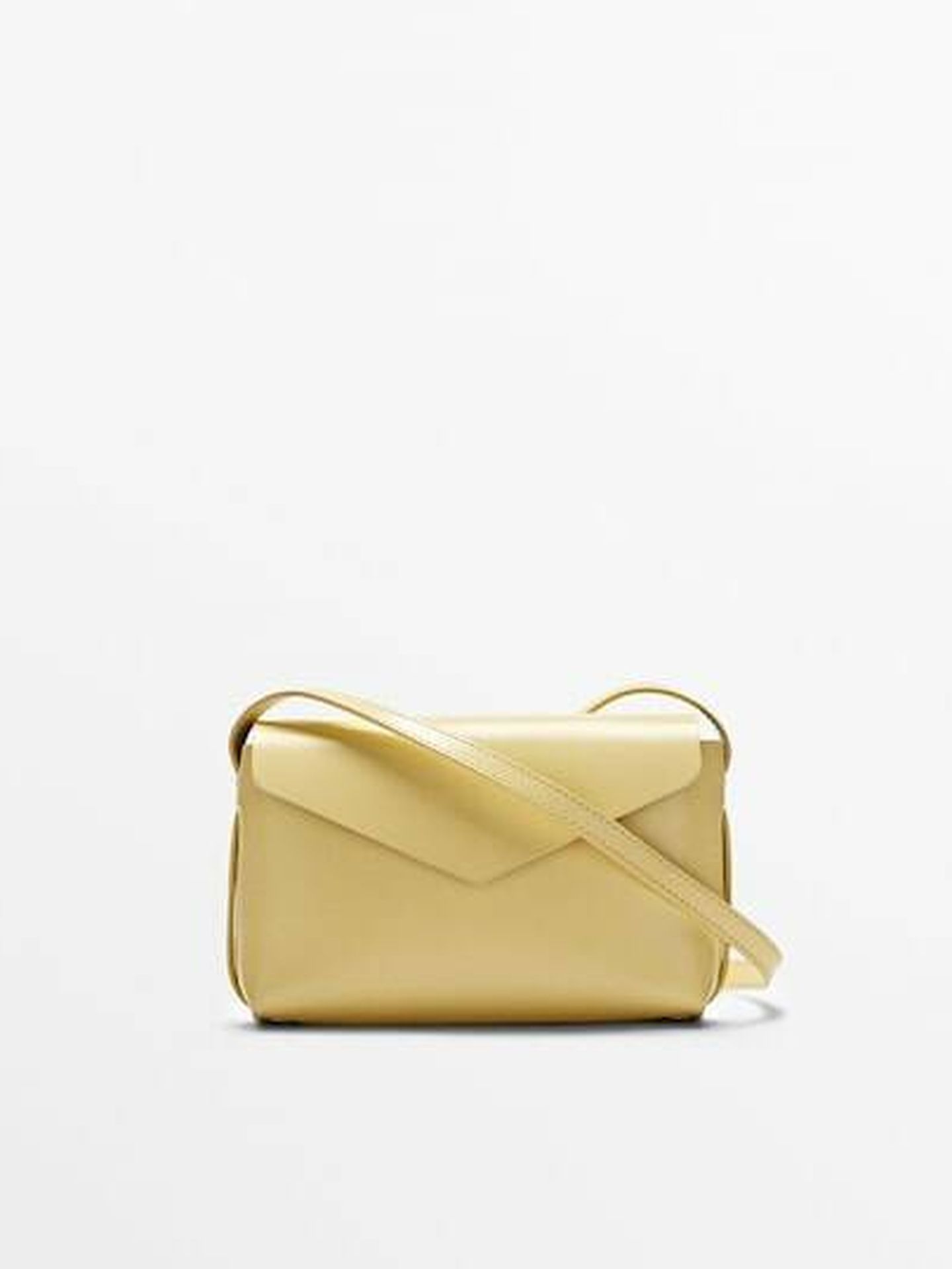 El nuevo bolso sobre en piel de Massimo Dutti en tres colores. (Cortesía)