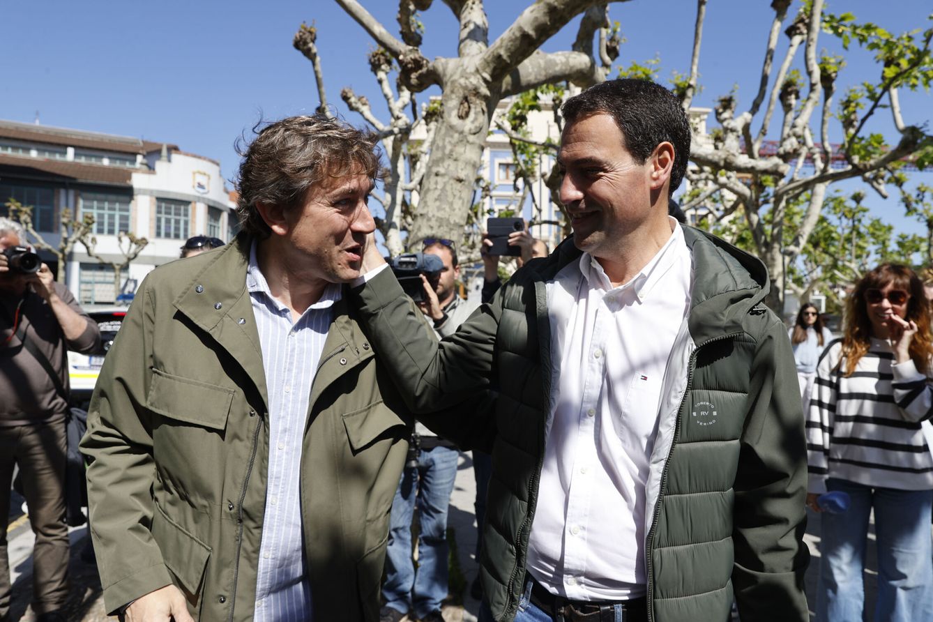 Los candidatos de PNV, Imanol Pradales, y del PSOE, Eneko Andueza. (EFE/Luis Tejido) 