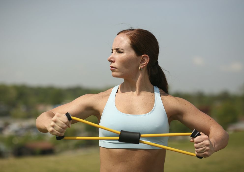 Foto: El plan de adelgazamiento incluye ejercicios con banda de resistencia elástica. (iStock)