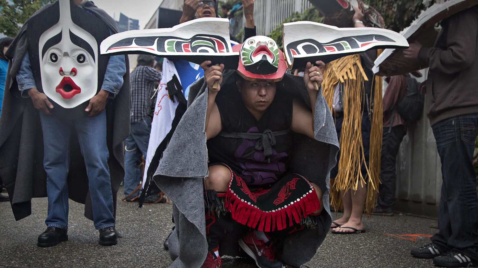 Foto: Un indígena canadiense durante una marcha en Vancouver (Reuters).