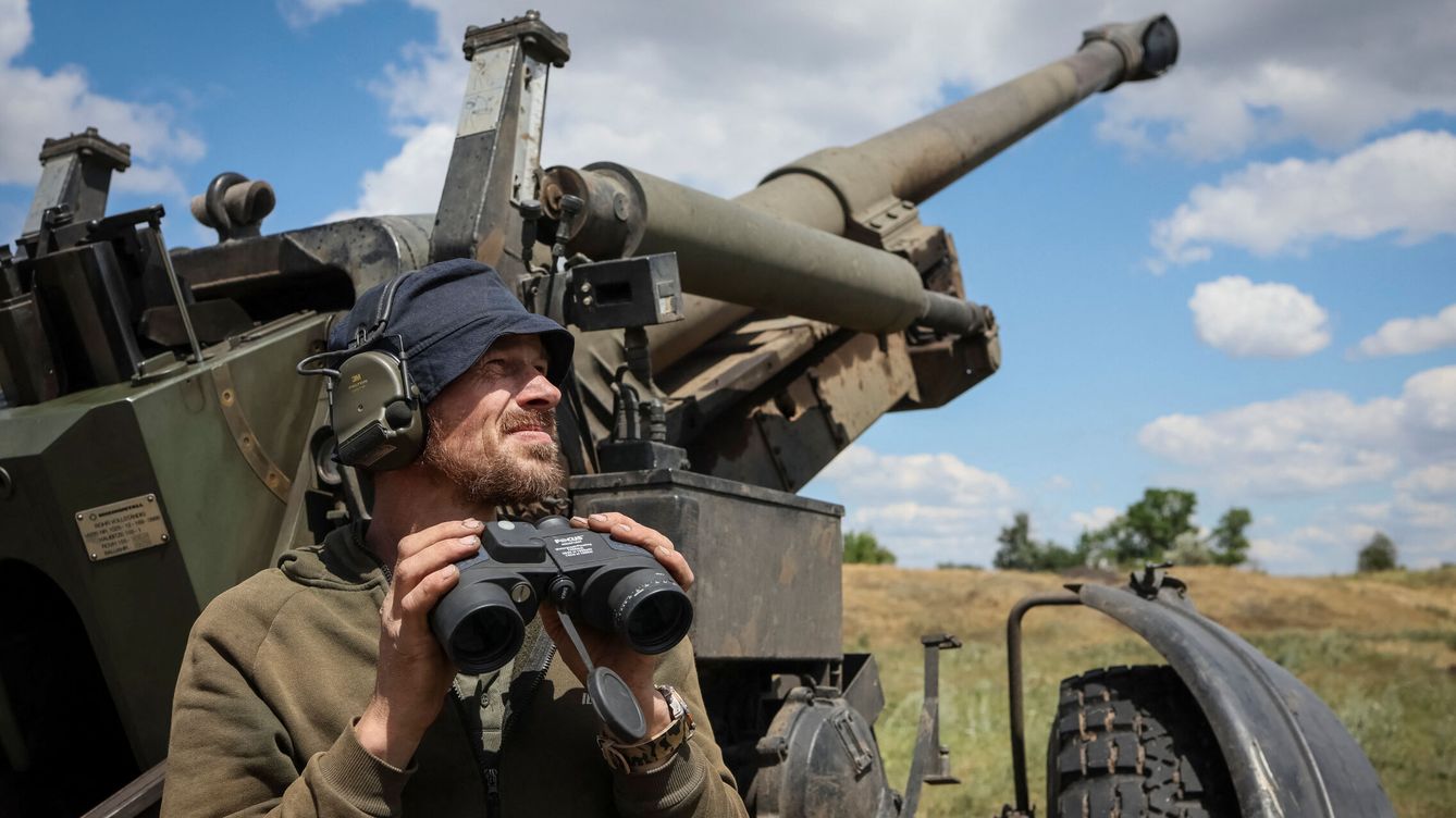Foto: Un soldado de artillería ucraniano en el frente del Donbás. (Reuters/Gleb Garanich)