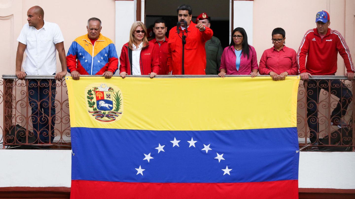 Nicolás Maduro, acompañado de su cúpula de Gobierno, en el Palacio de Miraflores (Reuters)