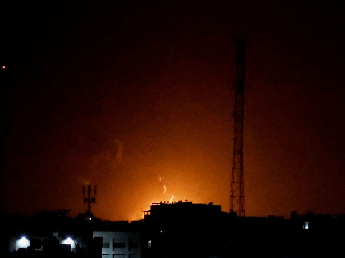 Foto: Humo y llamas tras el ataque israelí a la Franja de Gaza.