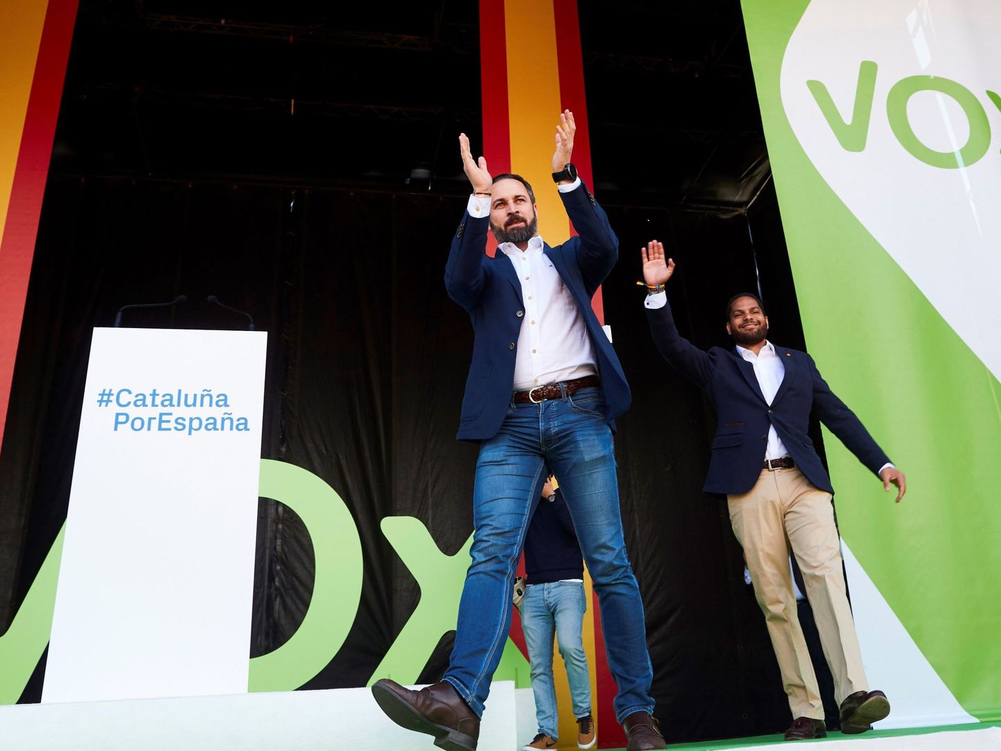 El líder de Vox, Santiago Abascal (i), en su intervención en el acto de su partido 'Cataluña es España'. (EFE)
