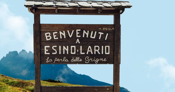 Foto: Incluso el cartel que da la bienvenida a Esino Lario se vendía por internet (Foto: Vendesino.it)