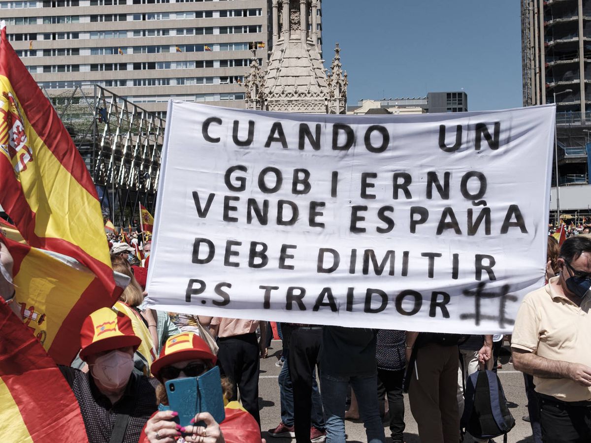 Foto: Varios manifestantes muestran una pancarta durante la protesta en la Plaza de Colón, Madrid, contra los indultos a los presos del 'procés' el pasado 12 de junio. (Sergio Beleña)