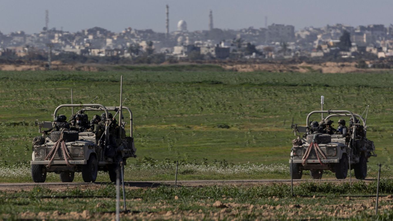 Foto: Soldados israelíes salen de Gaza en vehículos militares. (Reuters/Tyrone Siu)