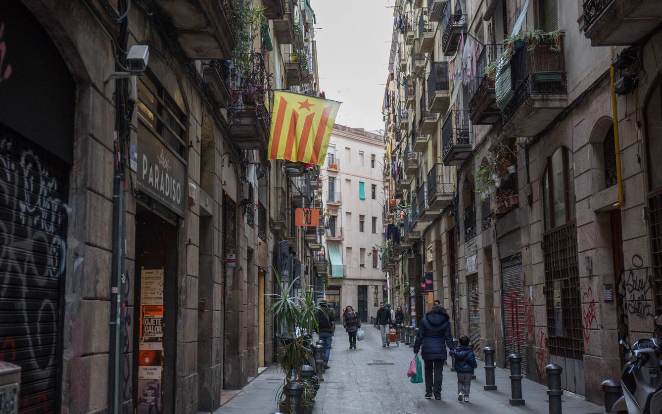 Muchos balcones han guardado sus esteladas en los últimos días en Catalunya. (D.B.)