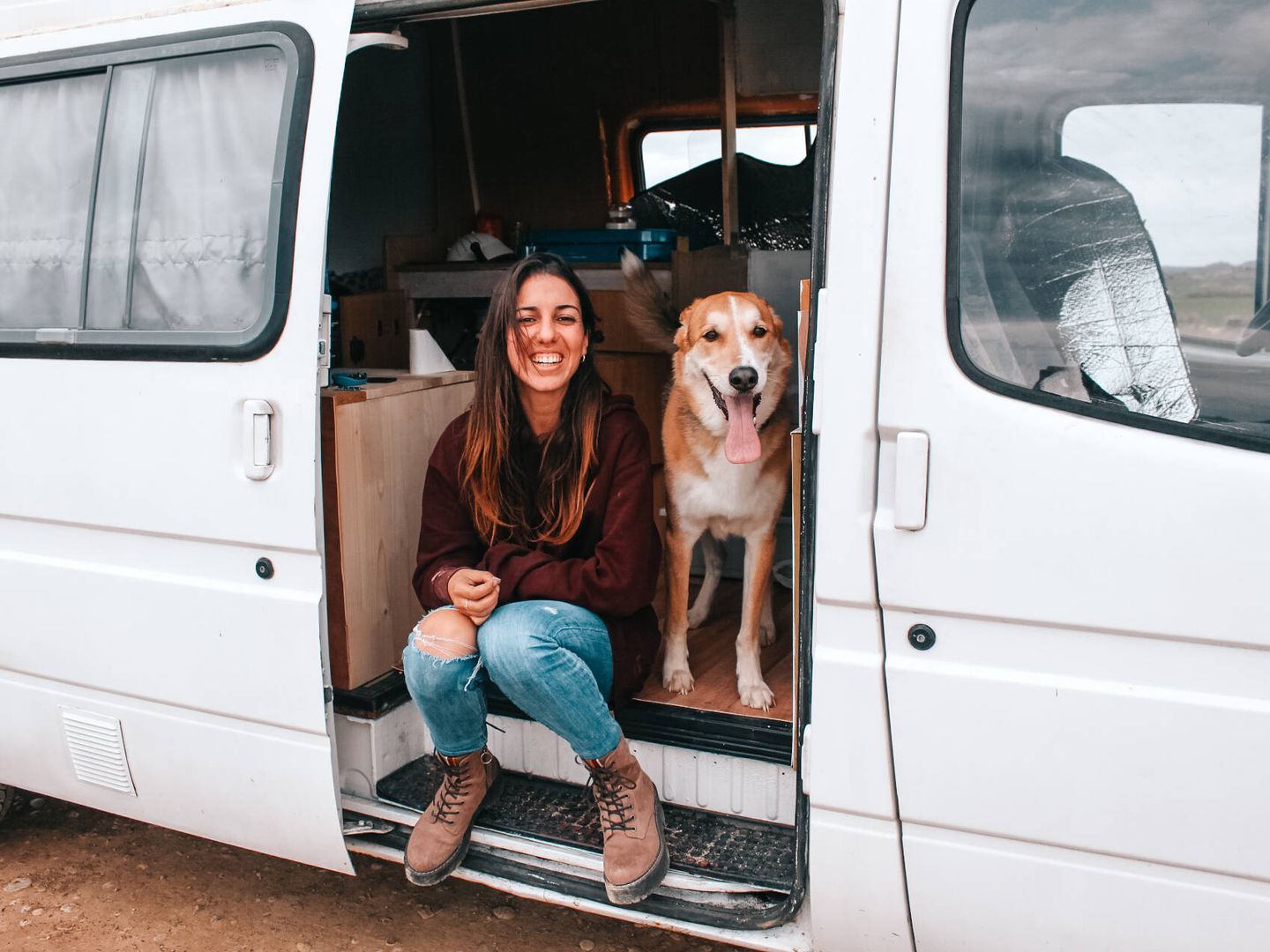 Brenda con su perro en su furgoneta. (B. M.)