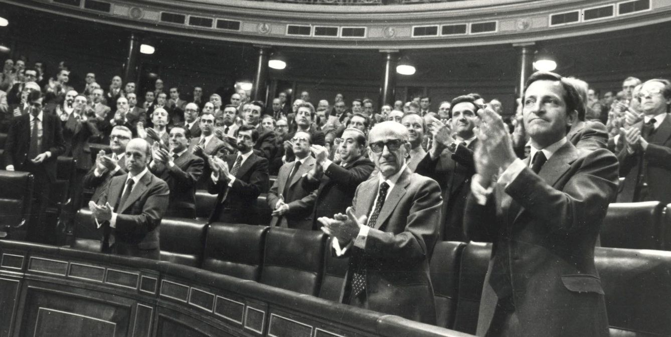 Adolfo Suárez y varios diputados aplauden la aprobación de la Constitución de 1978. (EFE)