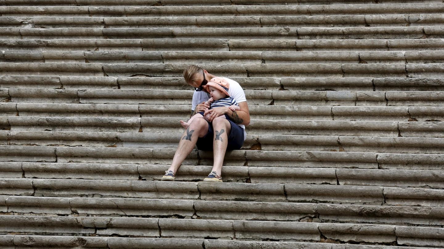 Un padre y su hijo en las escaleras de la catedral de Girona. (Reuters/Gustau Nacarino)