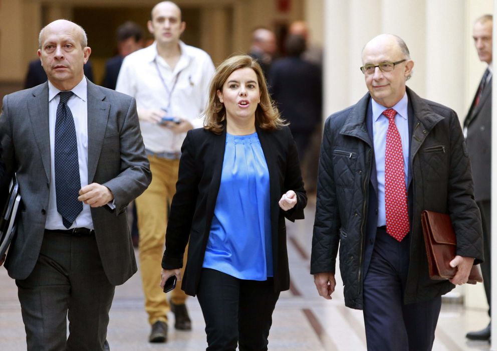 Foto: Wert, Sáenz de Santamaría y Montoro a su llegada al Senado. (EFE)