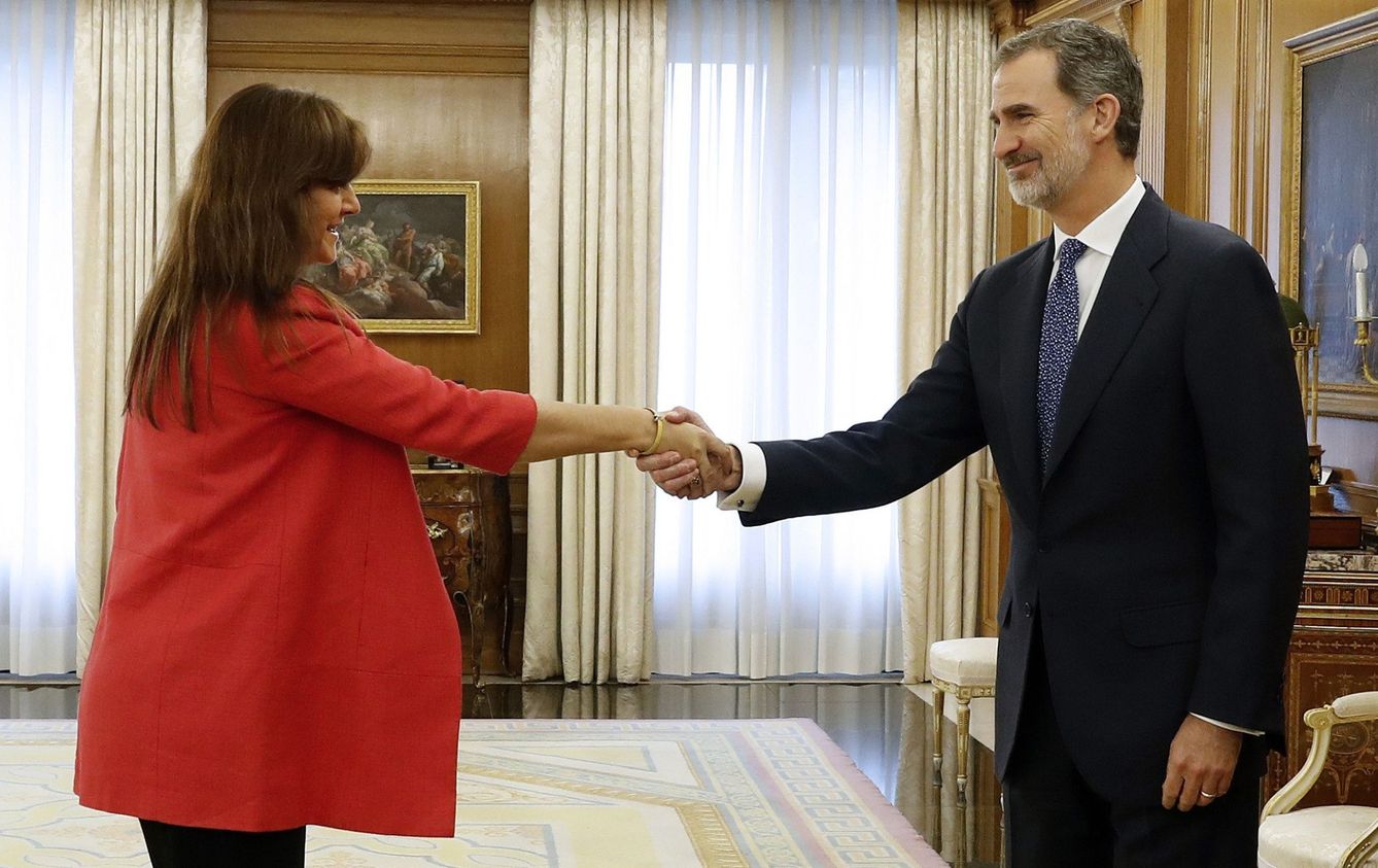 Laura Borràs, saludando al Rey Felipe VI. (EFE)