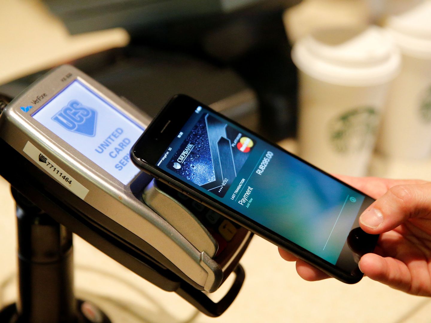 El Apple Pay en acción, mediante un iPhone 7 (Reuters)