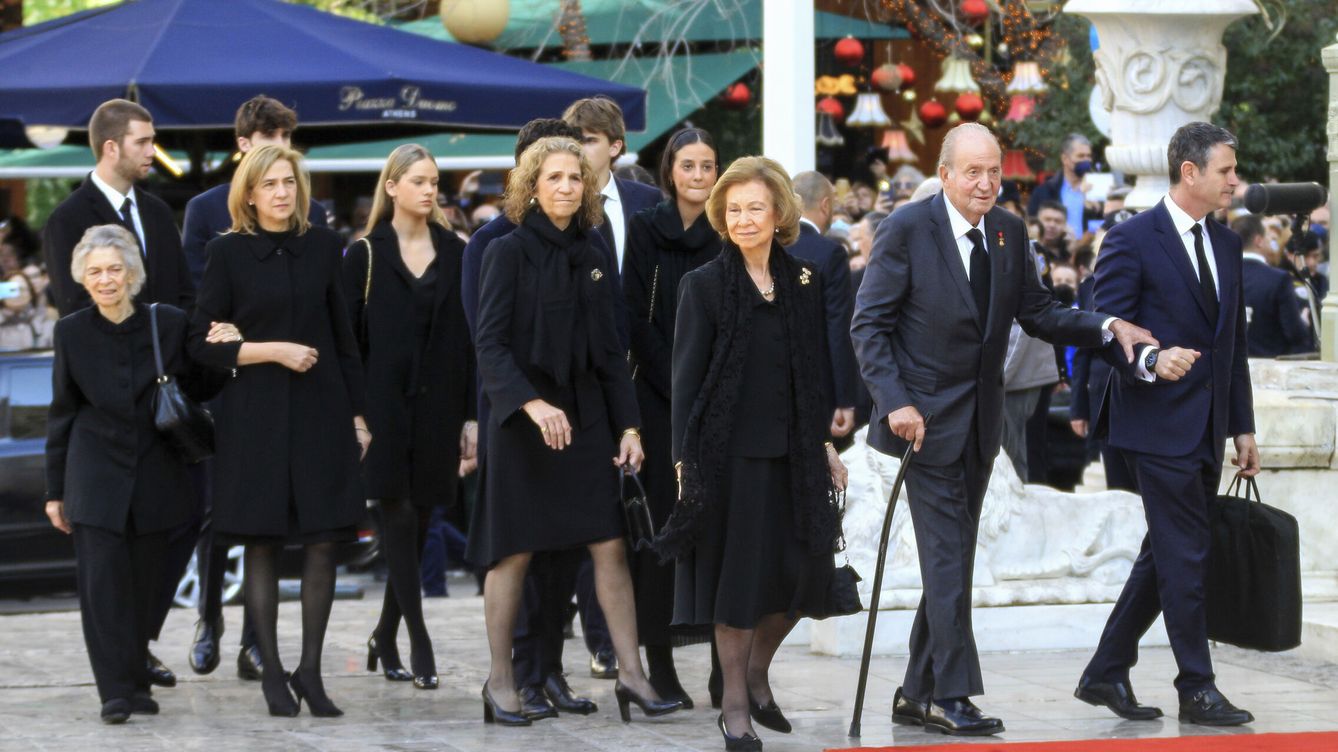 Foto: El rey Juan Carlos, al frente de la comitiva familiar en el funeral de su cuñado Constantino de Grecia. (EFE/Vlachos Alexandros) 