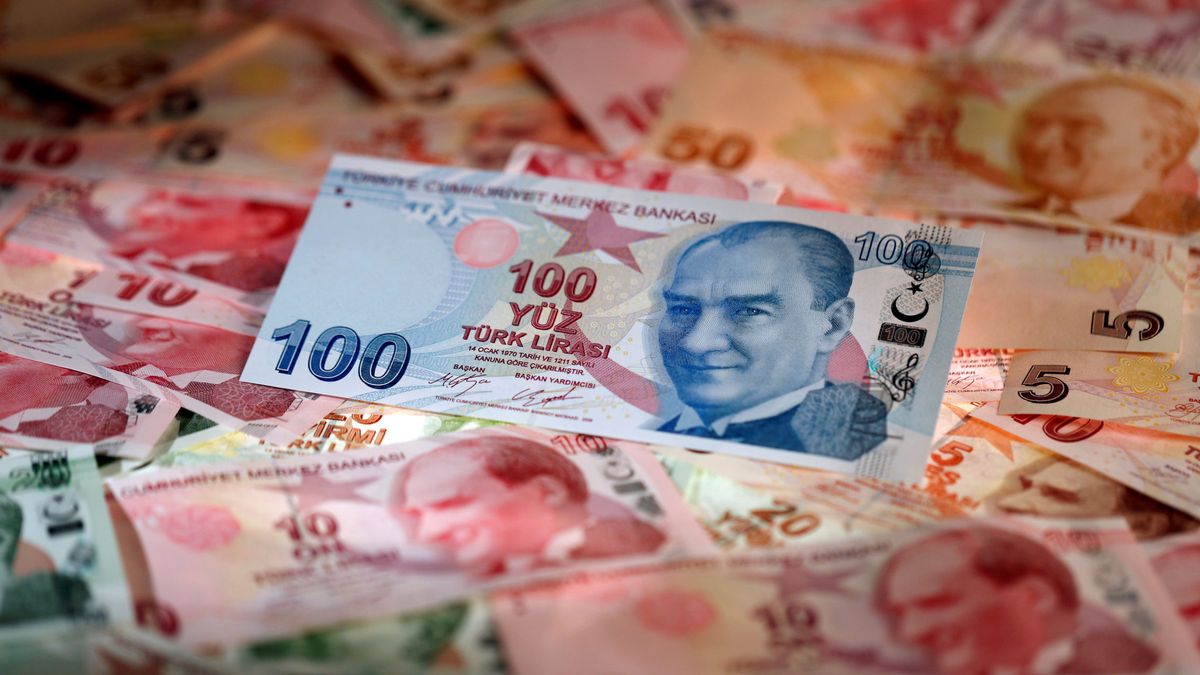 La lira turca extiende su desplome y contagia al resto de divisas emergentes