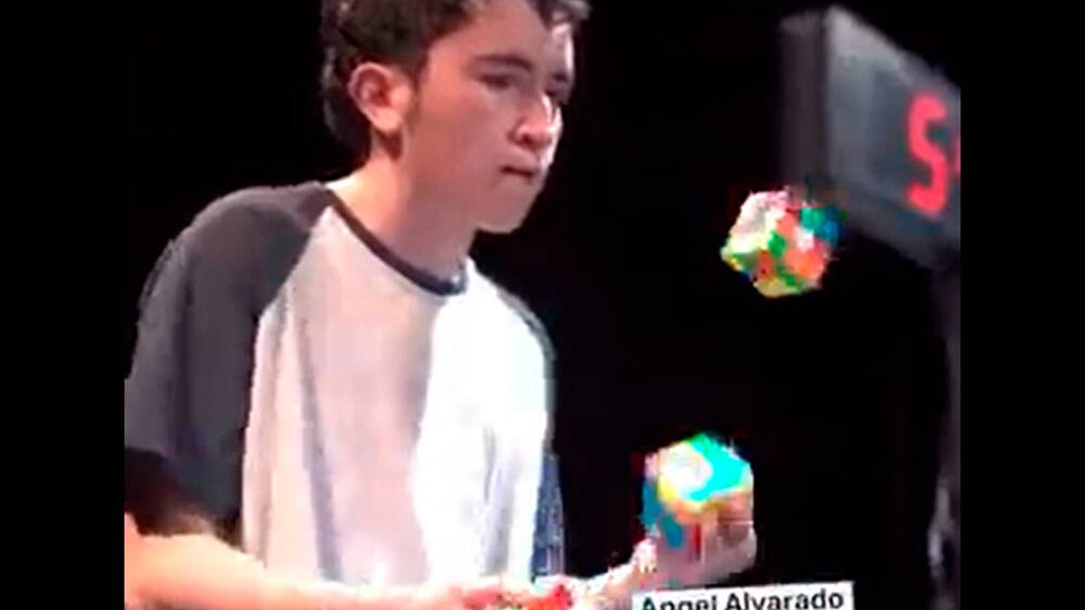 Resuelve tres cubos de Rubik, ¡haciendo malabares!