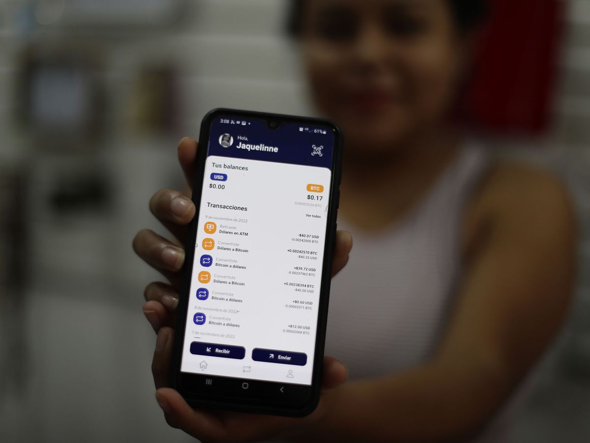 Foto: Una mujer muestra su billetera digital a través de la aplicación Chivo (EFE/Rodrigo Sura)