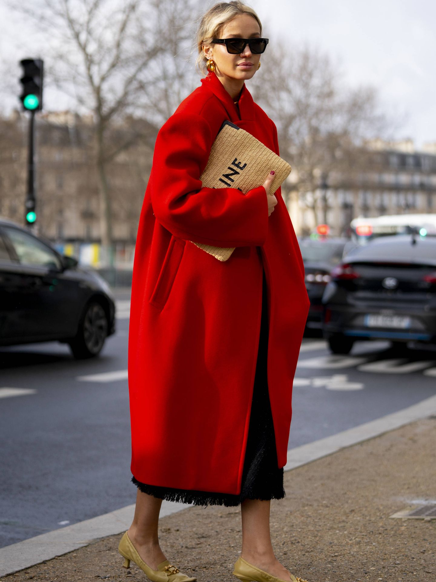 Una insider con un abrigo oversize de color rojo. (Imaxtree)