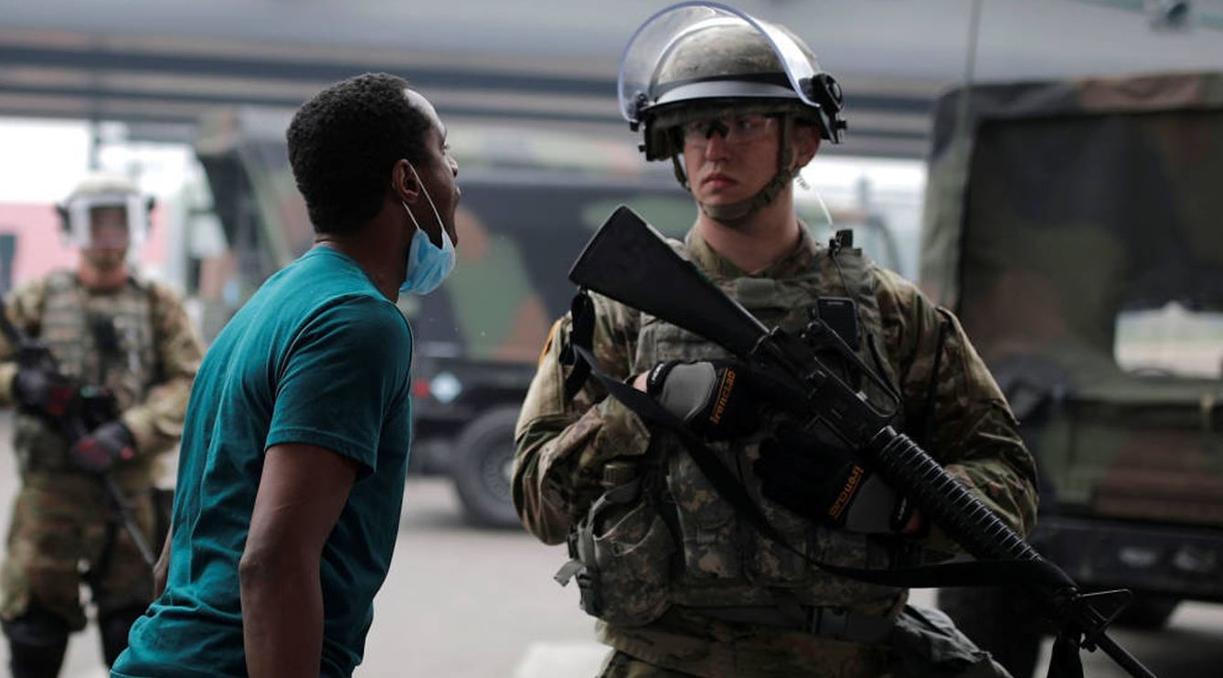 Un hombre confronta a un efectivo de la Guardia Nacional en Mineápolis. (Reuters)