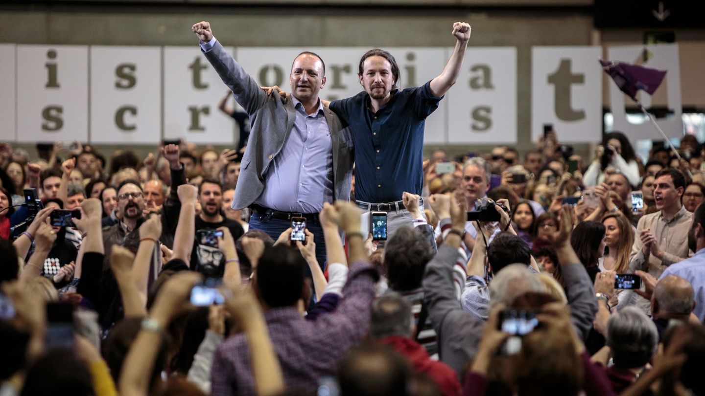 Martínez Dalmau, con Pablo Iglesias en un mitin de campaña en Valencia. (EFE)
