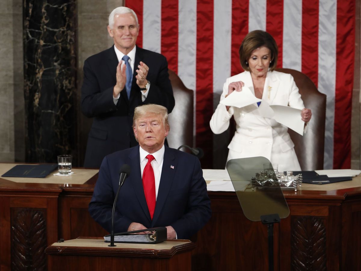 Foto: La congresista demócrata Nancy Pelosi rompe este martes una copia del discurso sobre el Estado de la Unión de Trump tras su intervención. (EFE)