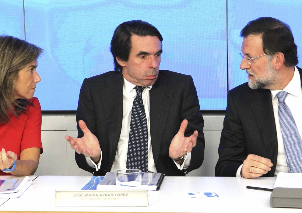 Foto: El líder del PP, Mariano Rajoy (d), junto al expresidente del Gobierno José María Aznar y Ana Mato(Efe)