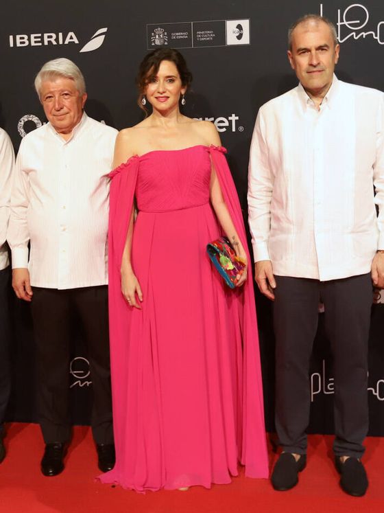 Isabel Díaz Ayuso, posando con un vestido fucsia. (Gtres)
