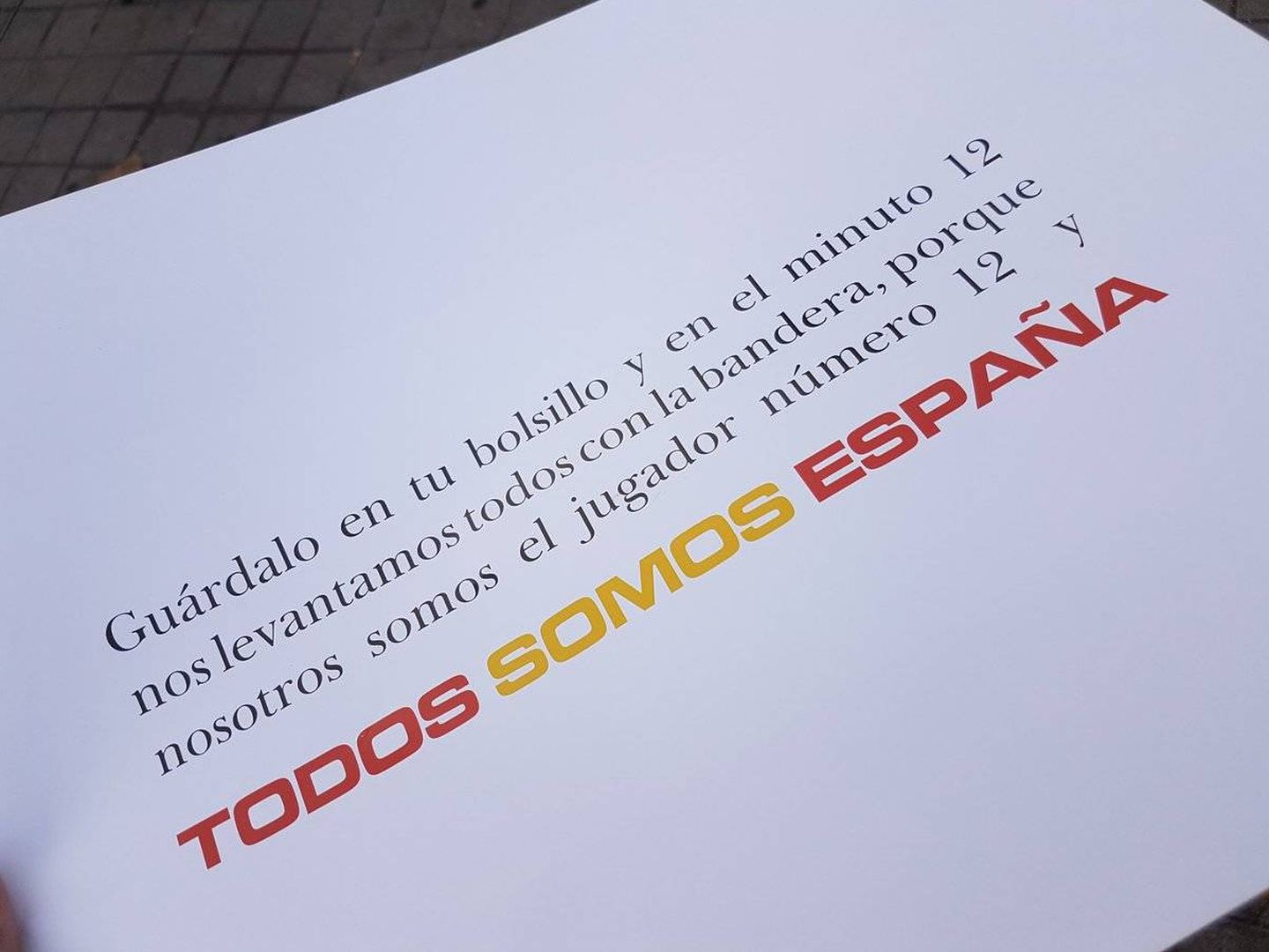 Mensaje en el reverso de la cartulina con la bandera de España