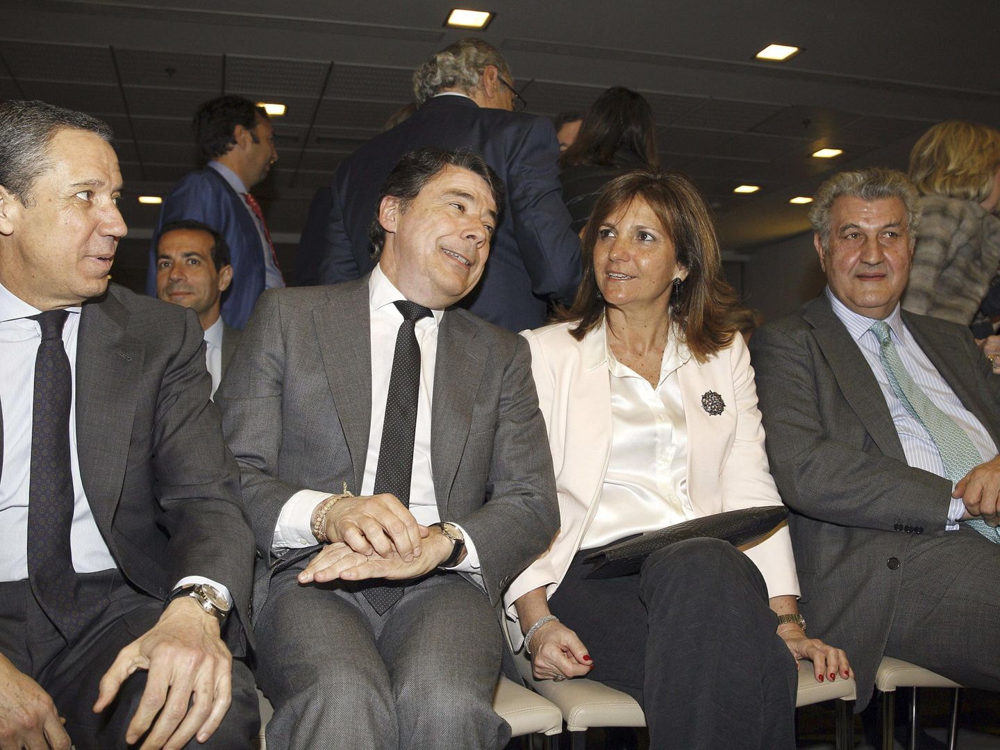 Zaplana, con Ignacio González, su esposa Lourdes Cavero y Jesús Posada. (EFE)
