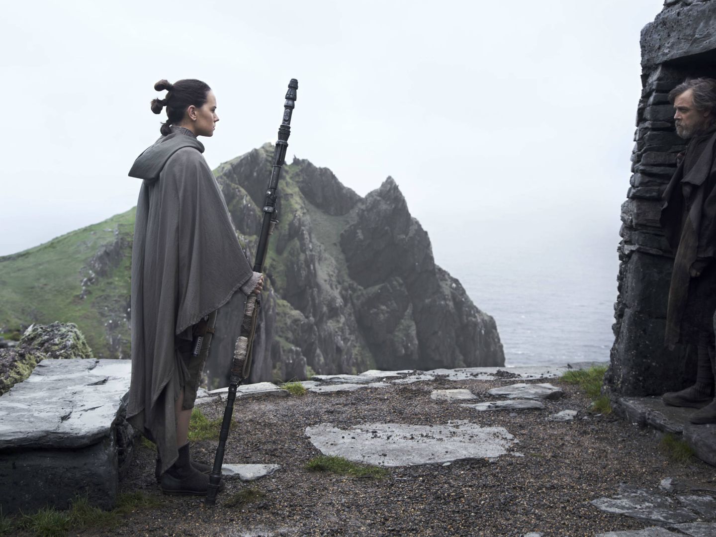 Rey (Daisy Ridley) se encuentra con Luke Skywalker (Mark Hamill). (Disney)