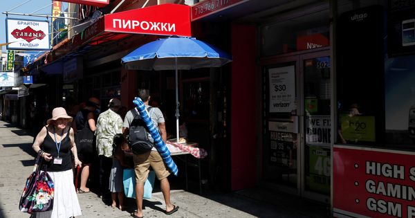 Foto: Varias personas ante una tienda de comestibles rusa en Brighton Beach, Nueva York. (Reuters)
