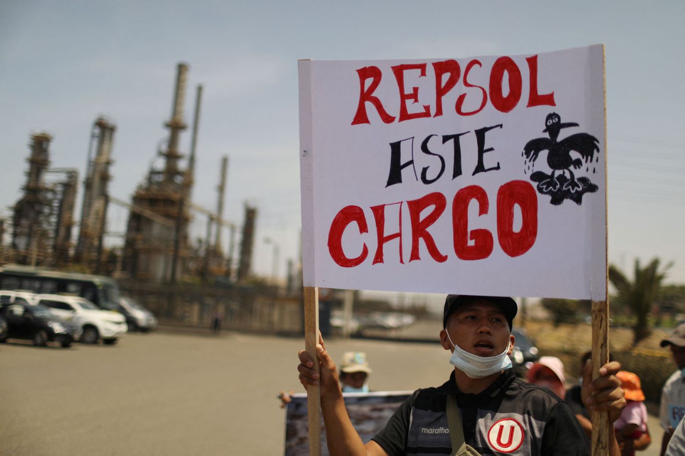 Una protesta frente a la refinería de Repsol en La Pampilla. (Reuters/Pilar Olivares)