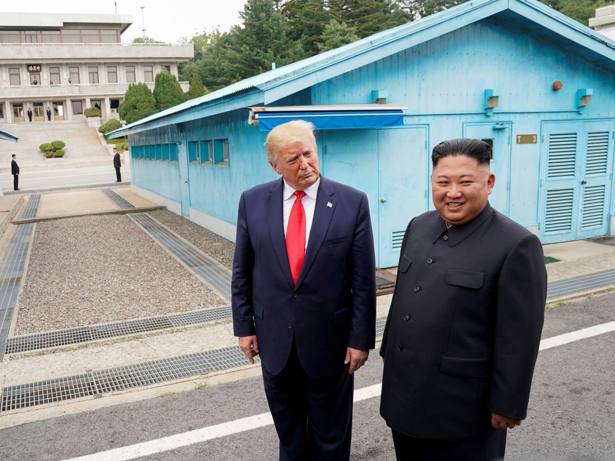 Foto: Trump y el líder norcoreano en junio de 2019 en la zona desmilitarizada entre las dos Coreas. (Reuters/Kevin Lamarque)