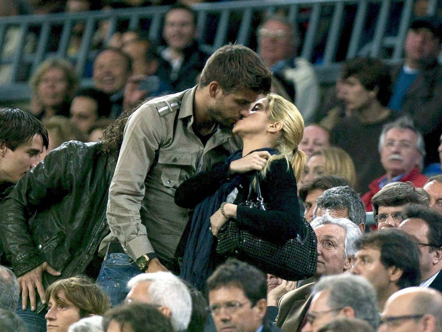 El jugador del Barça Gerard Piqué y la cantante colombiana Shakira durante un encuentro del equipo blaugrana en el Camp Nou. (EFE/Alejandro García)
