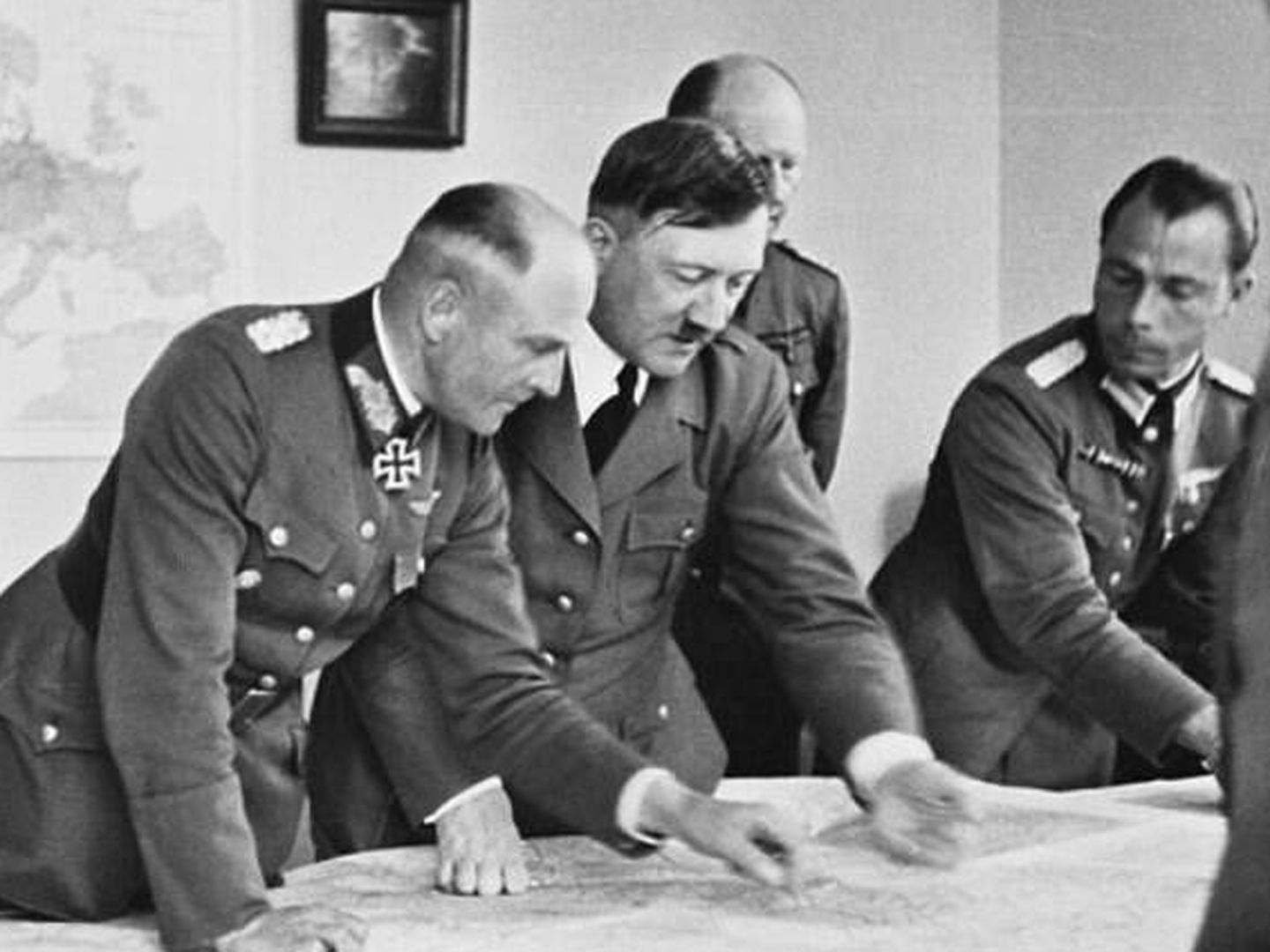 Hitler con su Estado Mayor.