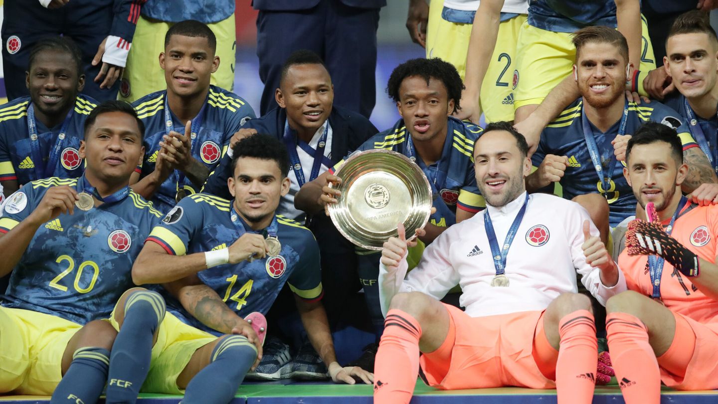 Los jugadores colombianos celebran el tercer puesto. (Reuters)