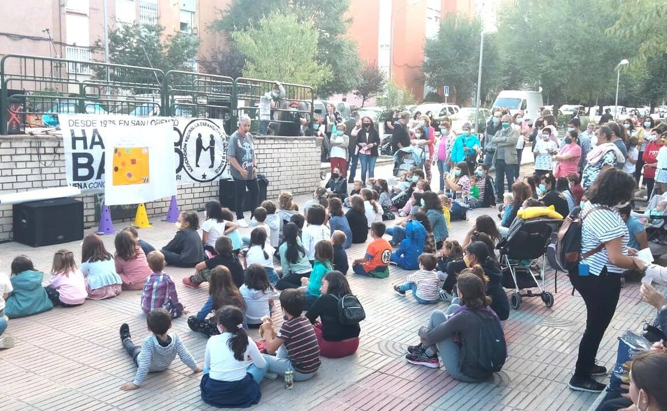 Varios niños sentados en el barrio de San Lorenzo, Hortaleza, durante unas fiestas populares. (Cedida)
