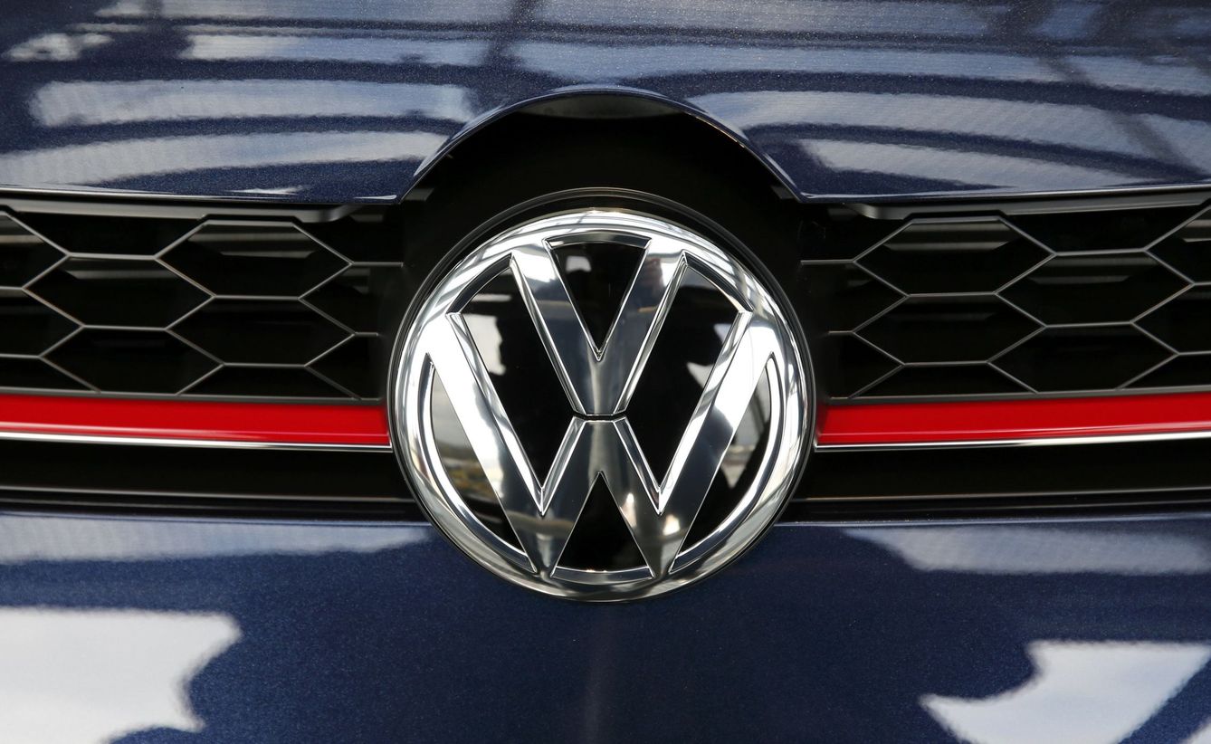 Logo de Volkswagen en uno de los coches de la compañía. (Reuters)
