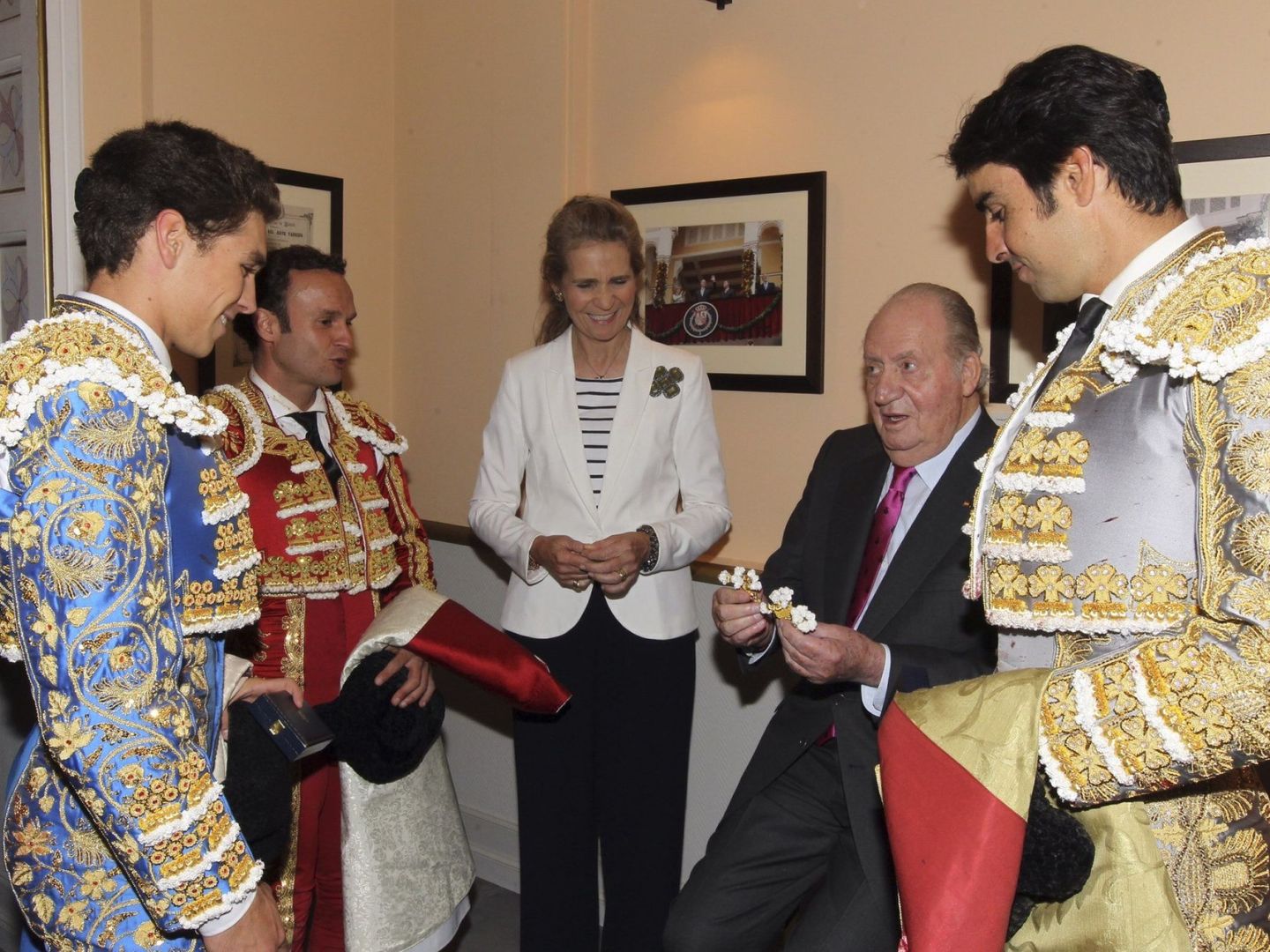 El rey Juan Carlos recibiendo los machos en la Corrida de la Beneficencia. (EFE)