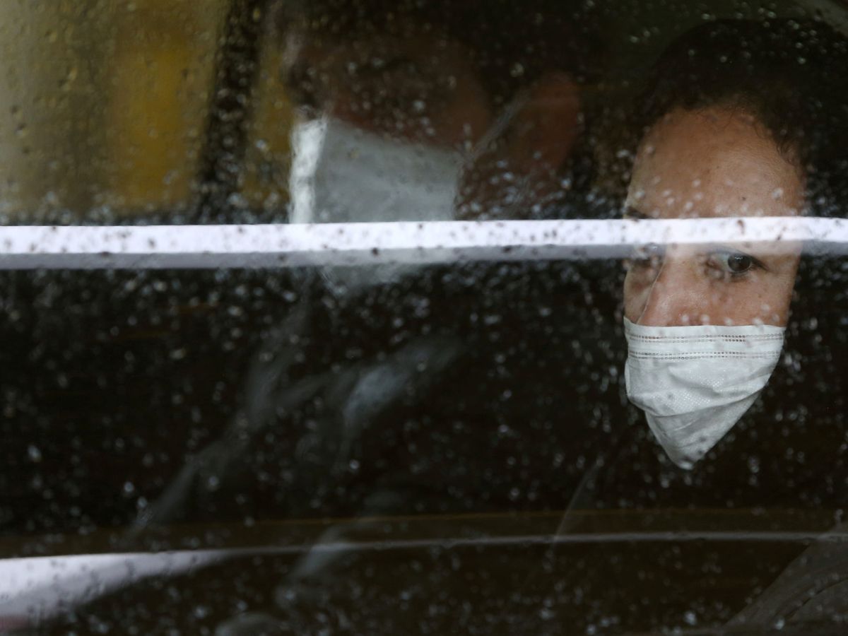 Foto: Dos ciudadanos iraníes se protegen del coronavirus. (Reuters)