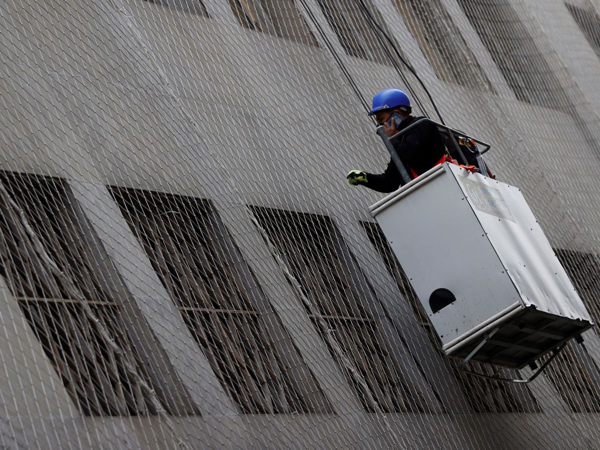 Foto: Un obrero de la construcción revisa una estructura en Madrid. (EFE/Mariscal)