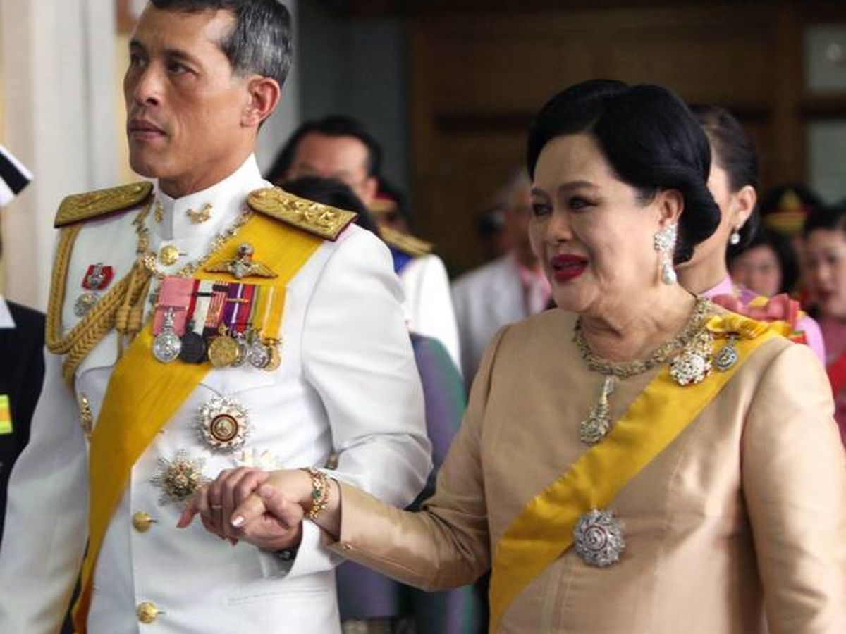 Foto: La reina madre, Sirikit, con su hijo Rama X. (EFE)