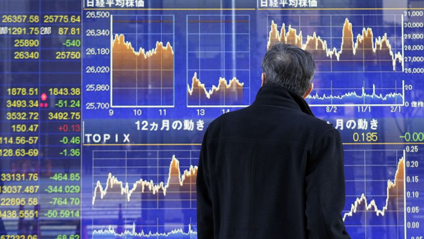 Un hombre observa los indicadores de mercado hoy en Tokyo, Japón. (EFE/ Franck Robichon)