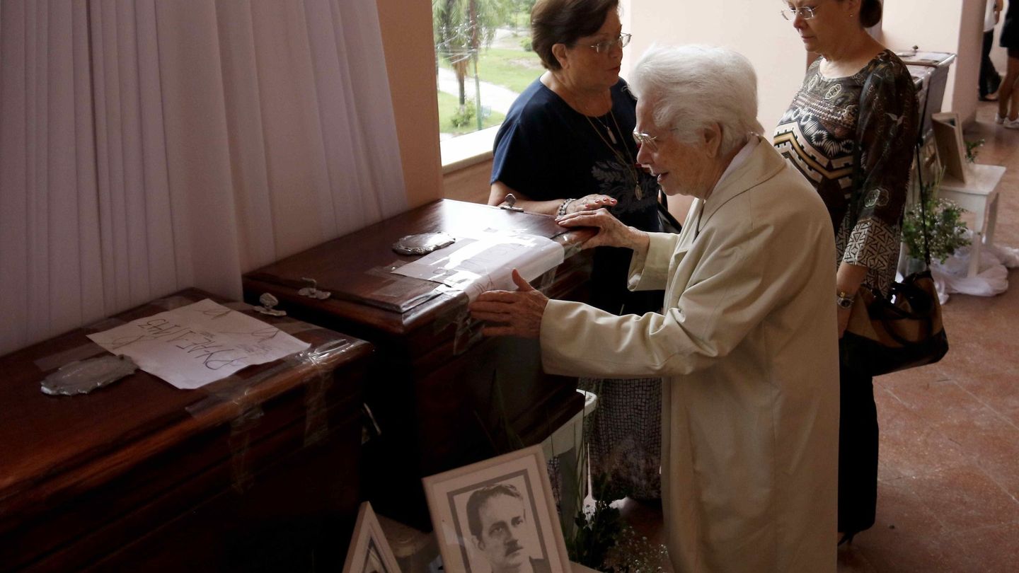 Familiares reciben las urnas con los restos de los desaparecidos en la dictadura de Stroessner, que han sido identificados hasta ahora, en Asunción. (EFE)