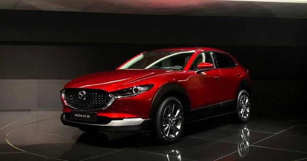 Foto: El nuevo Mazda CX30 expuesto en el Salón de Ginebra.