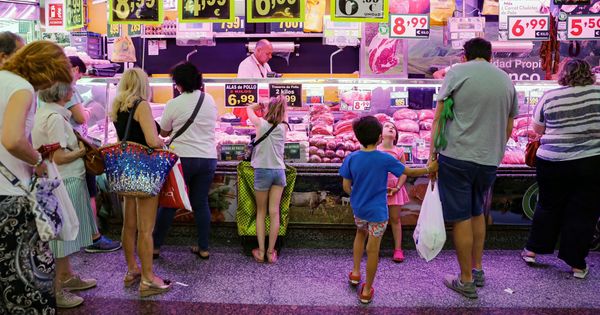 Foto: Varias personas esperan su turno en la carnicería de un mercado de abastos del centro de la capital.