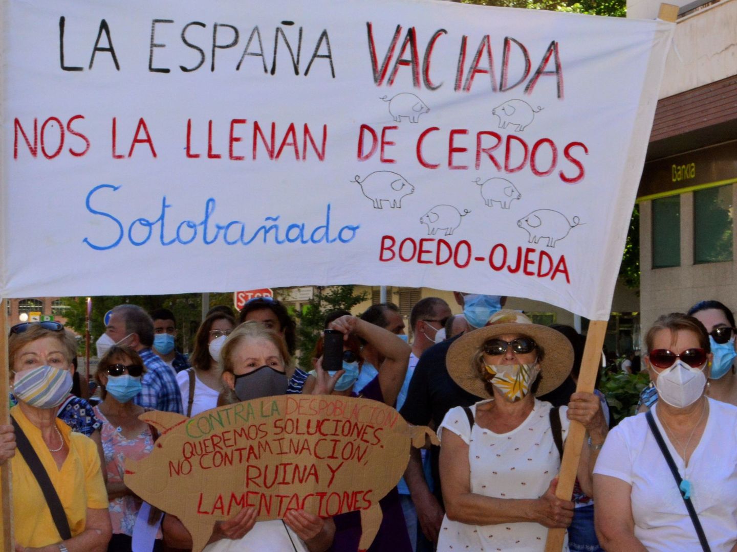 Protesta en Palencia contra la instalación de macrogranjas. (EFE/A. Álvarez)